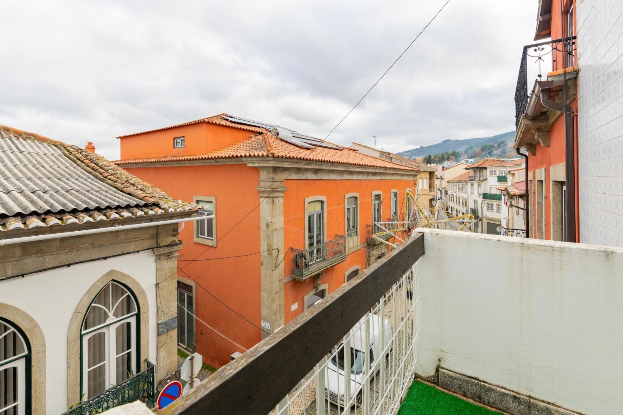 Cosy Remodeled Apartment In The City Center Fundao Exterior photo