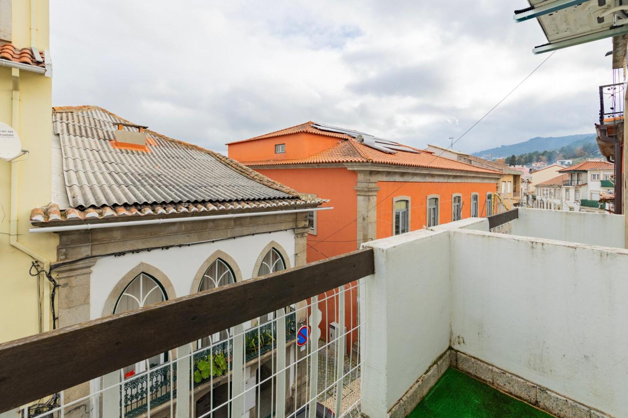 Cosy Remodeled Apartment In The City Center Fundao Exterior photo